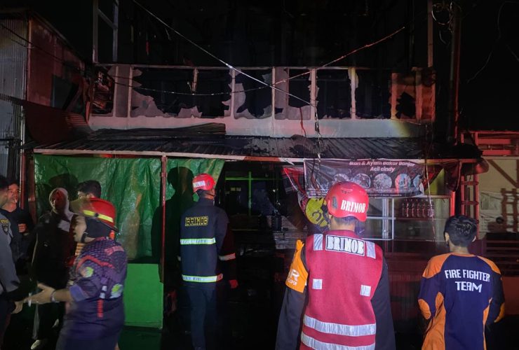 Ruko Hangus di Sempaja Selatan, Tim Respon Bencana Batalyon B Brimob Kaltim Sigap Berikan Pertolongan