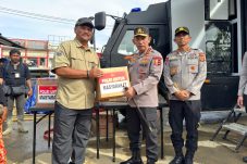 Kapolri Tinjau Posko Pengungsian di Aceh Tamiang, Salurkan Bantuan ke Korban Bencana