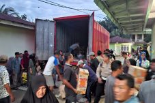 Polres Langkat Salurkan Bantuan Sosial Pascabencana Banjir di Desa Paya Bengkuang