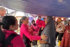 Ketum Bhayangkari Beri Bantuan di Pengungsian Aceh Tamiang, Hibur dan Kuatkan Korban