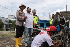 Bangkit Bersama Polri: Kapolres Tapteng Layani Service Motor Gratis untuk Warga Terdampak