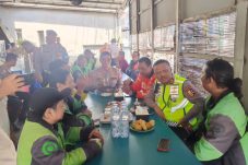 Melalui ‘Polantas Menyapa’, Kakorlantas Polri Sambangi Sambil Ngopi Bareng Komunitas Ojol di Balikpapan