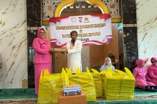 Polwan Polda Kaltim dan Bhayangkari Bagikan 100 Paket Makanan dan Al-Qur’an di Karang Joang