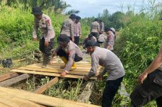 Kompi 2 Brimob Paser Revitalisasi Jembatan Vital: Wujudkan Mobilitas Lancar bagi Warga dan Anak Sekolah