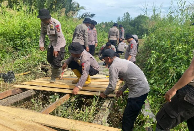 Kompi 2 Brimob Paser Revitalisasi Jembatan Vital: Wujudkan Mobilitas Lancar bagi Warga dan Anak Sekolah