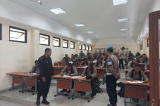 Instruktur Batalyon B Brimob Kaltim Kawal Ujian Anti Anarkis Siswa Diktukba Polri Angkatan 53 di SPN Jonggon
