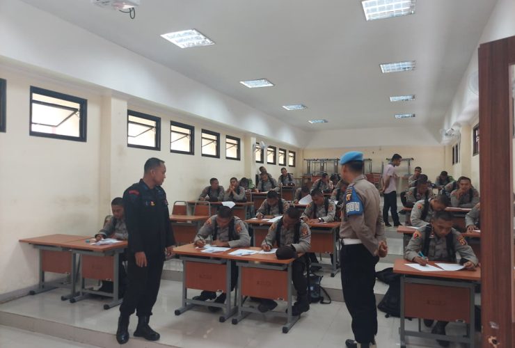 Instruktur Batalyon B Brimob Kaltim Kawal Ujian Anti Anarkis Siswa Diktukba Polri Angkatan 53 di SPN Jonggon