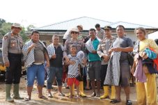 Polres Tapteng Bagikan Bantuan Pakaian untuk Korban Banjir