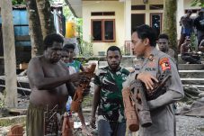 Personel Ops Damai Cartenz Dukung Produk Lokal Papua Lewat Aksi Belanja UMKM di Timika