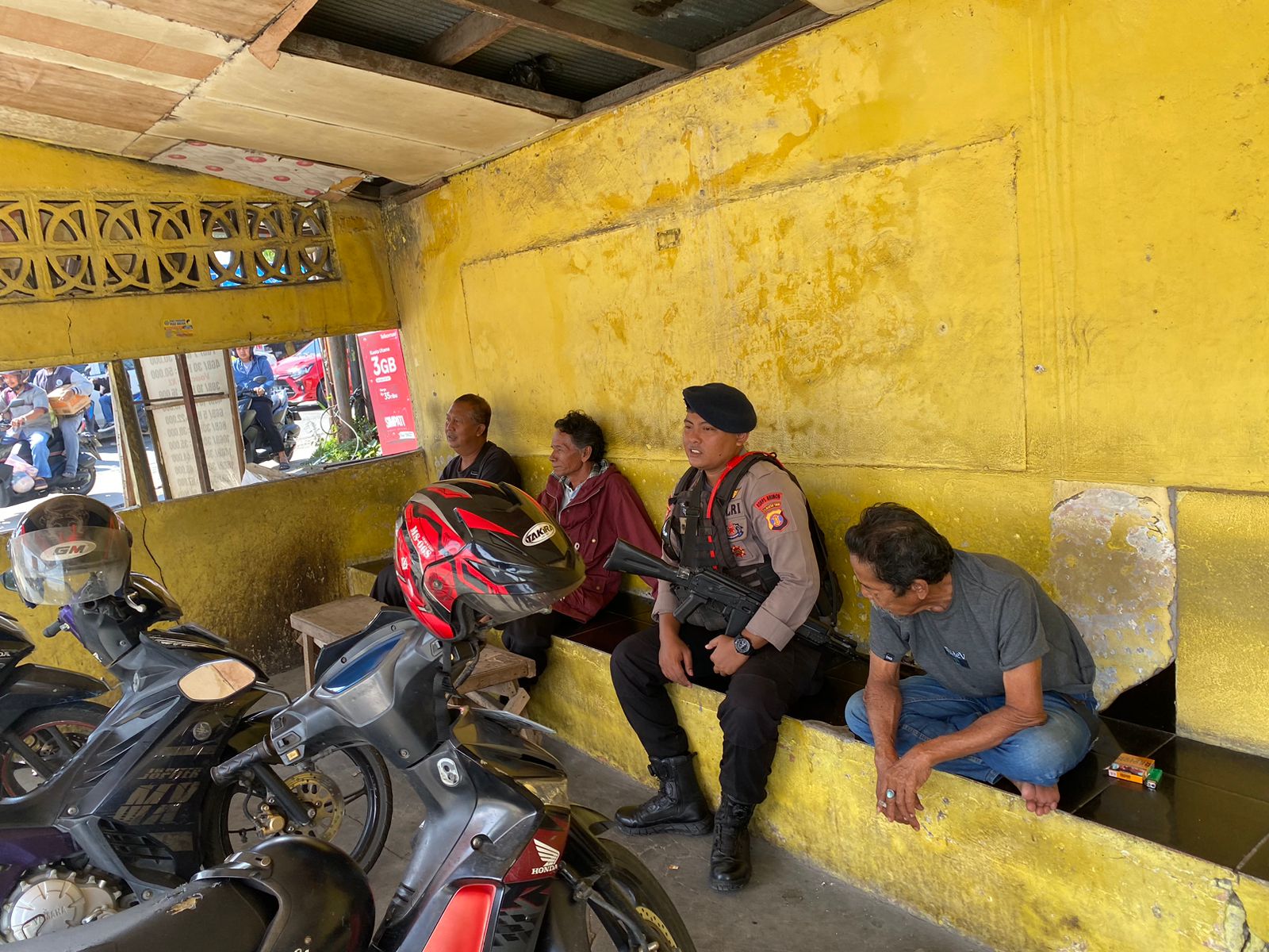 Cegah Curanmor, Brimob Balikpapan Sambangi Juru Parkir dan Ojol di Wilayah Balikpapan Utara