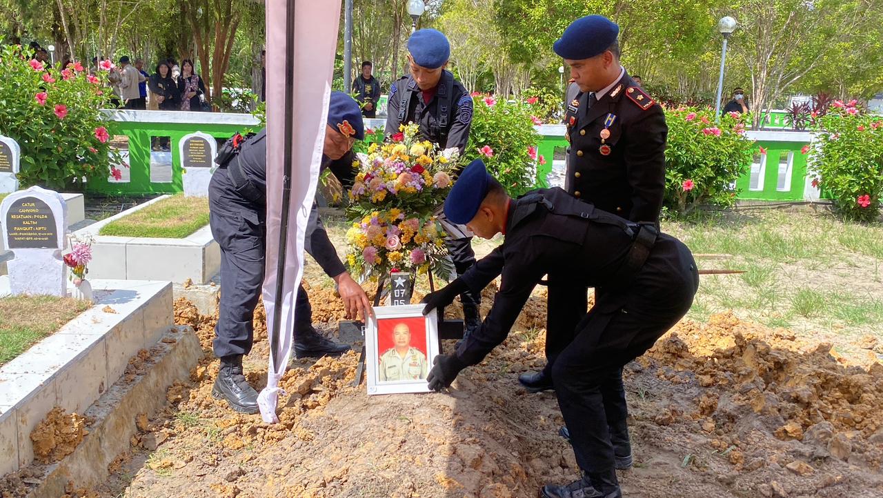 Penghormatan Terakhir bagi Bhayangkara Sejati: Brimob Kaltim Gelar Upacara Pemakaman AKP (Purn) Rio Yohanes