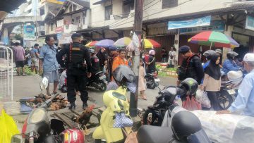 Patroli Humanis Batalyon A Brimob Kaltim Amankan Ops Lilin Mahakam 2025 di Kota Balikpapan