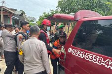 Tim Brimob Polda Kaltim Evakuasi Pria Ditemukan Meninggal di Balikpapan Selatan