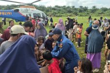 Pilot dan Kru Helikopter Salurkan Amanah Al-Qur’an untuk Anak-Anak Terdampak Banjir di Aceh Tamiang