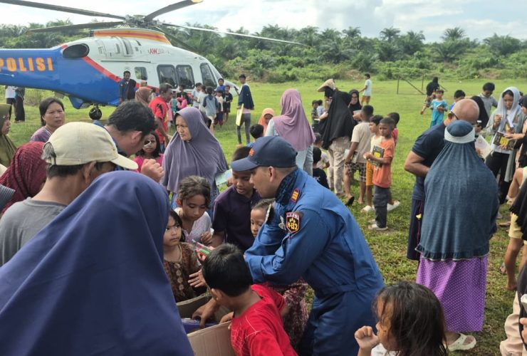Pilot dan Kru Helikopter Salurkan Amanah Al-Qur’an untuk Anak-Anak Terdampak Banjir di Aceh Tamiang