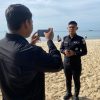 Personel Polda Kaltim Pantau Situasi Pantai Kemala di Masa Libur Nataru 2025–2026