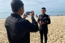 Personel Polda Kaltim Pantau Situasi Pantai Kemala di Masa Libur Nataru 2025–2026