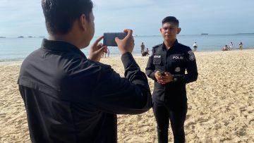 Personel Polda Kaltim Pantau Situasi Pantai Kemala di Masa Libur Nataru 2025–2026
