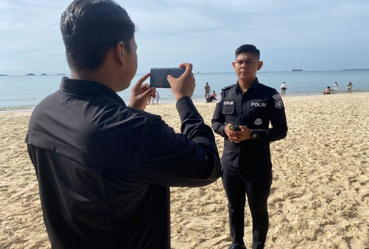 Personel Polda Kaltim Pantau Situasi Pantai Kemala di Masa Libur Nataru 2025–2026