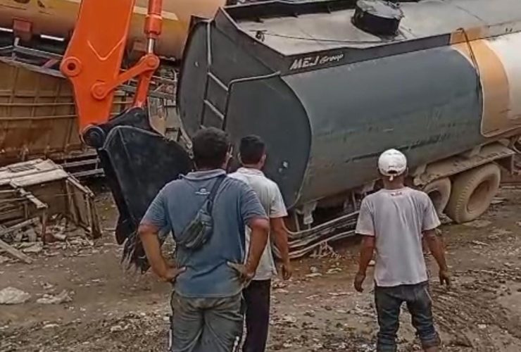 Polres Aceh Tamiang Evakuasi Truck Tangki Pasca Bencana Banjir Bandang