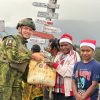 Yonif 600/Modang Meriahkan Natal di Ilaga Papua dengan Berbagi Kasih kepada Warga