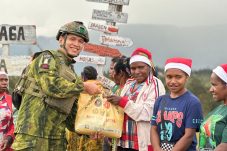Yonif 600/Modang Meriahkan Natal di Ilaga Papua dengan Berbagi Kasih kepada Warga