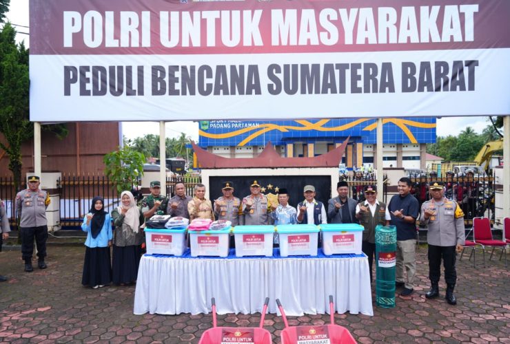 Wakapolri Tinjau Penyaluran Bantuan Polri untuk Warga Terdampak Bencana di Padang Pariaman