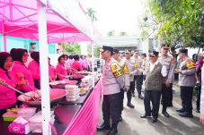 Wakapolri Tinjau Dapur Umum Bhayangkari dan Resmikan Sumur Bor di Huntara Asam Pulau