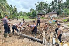 Tim SAR Resimen II Pasukan Pelopor Bantu Pencarian dan Pemulihan Infrastruktur Pascabanjir di Agam