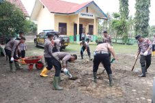 Tiba di Aceh, Personel BKO Sat Brimob Polda Kaltim Langsung Gerak Cepat Bantu Bersihkan Sekolah-Sekolah Terdampak Bencana di Lhokseumawe