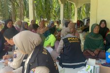 Polri Hadir Melalui Dokkes Polres Langkat Melaksanakan Bakti Kesehatan Kepada Kepada Masyarakat Desa Harapan Makmur