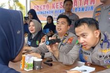 Kapolres Aceh Timur Tinjau Pengobatan Gratis dan Trauma Healing bagi Korban Banjir di Julok