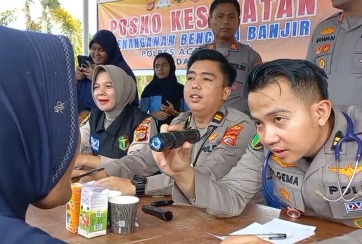 Kapolres Aceh Timur Tinjau Pengobatan Gratis dan Trauma Healing bagi Korban Banjir di Julok