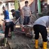 Polres Gayo Lues dan Brimob Polda Aceh Bersihkan Lumpur dan Material Kayu Pascabanjir Bandang