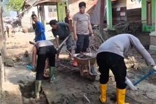 Polres Gayo Lues dan Brimob Polda Aceh Bersihkan Lumpur dan Material Kayu Pascabanjir Bandang