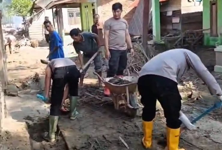 Polres Gayo Lues dan Brimob Polda Aceh Bersihkan Lumpur dan Material Kayu Pascabanjir Bandang