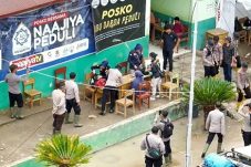 Personel Brimob Polda Sumbar Pastikan Layanan Komunikasi dan Internet Lancar di Posko Kemanusiaan Agam