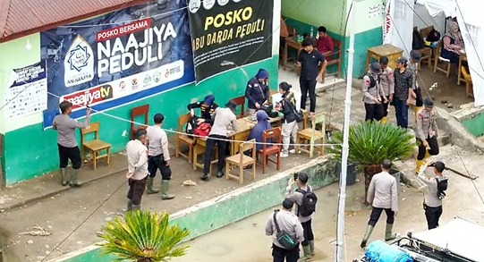 Personel Brimob Polda Sumbar Pastikan Layanan Komunikasi dan Internet Lancar di Posko Kemanusiaan Agam