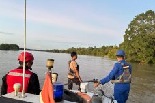 Kawal Misi Kemanusiaan, Brimob Kutai Barat Terus Sisir Sungai Cari ABK Kapal yang Tenggelam
