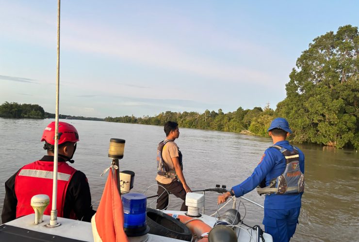 Kawal Misi Kemanusiaan, Brimob Kutai Barat Terus Sisir Sungai Cari ABK Kapal yang Tenggelam