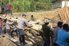 Polri Bersama Masyarakat Bangun Jembatan Darurat, Akses Tiga Kampung di Rusip Antara Kembali Terhubung