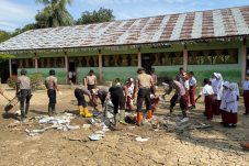 Pulihkan Fasilitas Pendidikan, Personel BKO Brimob Kaltim Bersihkan Lumpur di SDN 11 Samudera Aceh Utara