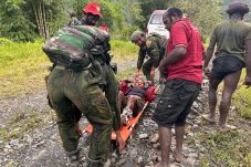 Peduli Kemanusiaan, Satgas Yonif 613/Raja Alam Evakuasi Warga Alami Luka Kaki