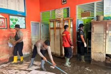 Wujud Kepedulian Lintas Wilayah, Personel BKO Brimob Kaltim Bersihkan Fasilitas TK di Aceh Utara