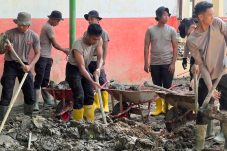 Aksi Kemanusiaan di Tanah Rencong, Personel BKO Brimob Kaltim Pulihkan Fasilitas Pendidikan di Aceh Utara