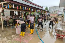 Bantu Pemulihan Sekolah, Personel BKO Brimob Kaltim Bersihkan Lumpur di SDN 1 Samudera Aceh Utara