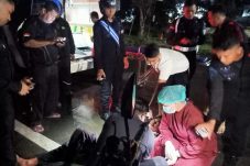 Respon Cepat, Tim Patroli Brimob Kaltim Evakuasi Tiga Korban Laka Lantas di Balikpapan Utara