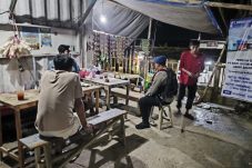 Kawal Keamanan Jalur Lintas Kota, Tim Patroli Brimob Kaltim Berdialog dengan Sopir Truk di Balikpapan Utara