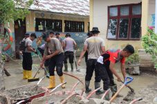 Satbrimob Polda Kaltim BKO Polda Aceh Bergerak Cepat Bantu Pemulihan SD Negeri 8 Samudera Pasca Longsor dan Banjir