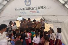 Brimob Polda Sumut Bersama Dinas Pendidikan Tapanuli Tengah Salurkan Bantuan Perlengkapan Sekolah ke Sekolah Darurat